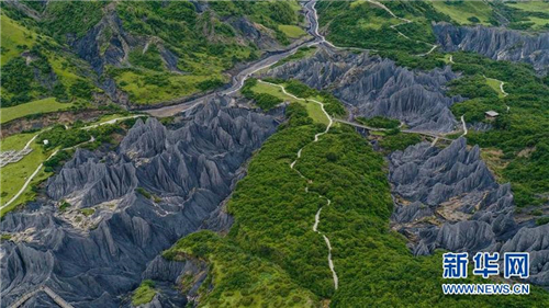 四川省甘孜州墨石公园风景美如画3.jpg