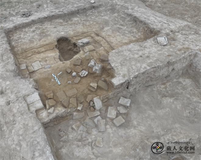 青海都兰热水墓群发现目前陵园规模最大墓葬4.jpg