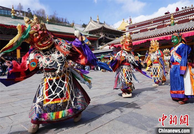 青海塔尔寺僧侣“跳欠”祈福众生新年平安吉祥3.jpg