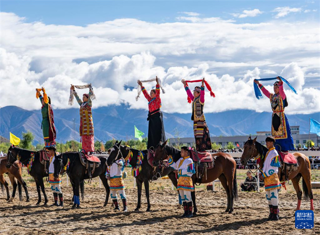 “策马欢歌·珠峰云际”赛马活动在西藏日喀则举行4.jpg