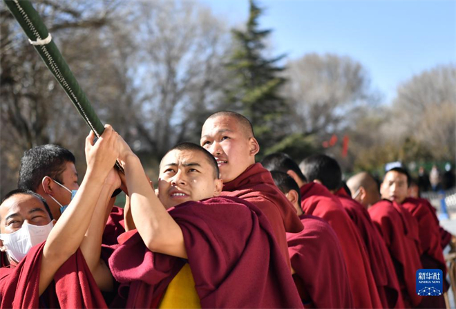 西藏扎什倫布寺舉行立經桿儀式5.jpg