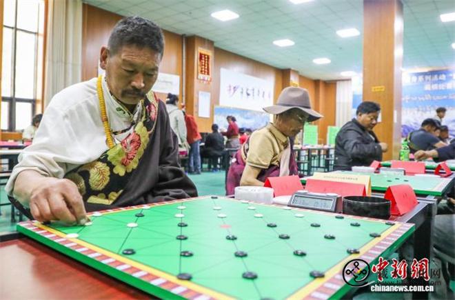 青海省果洛州：百余名棋手参与传统藏棋比赛1.jpg