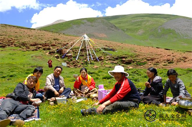 启米翁姆在青海玉树采访.jpg