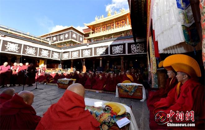 西藏12名考僧立宗答辩晋升藏传佛教格西拉让巴学位6.jpg