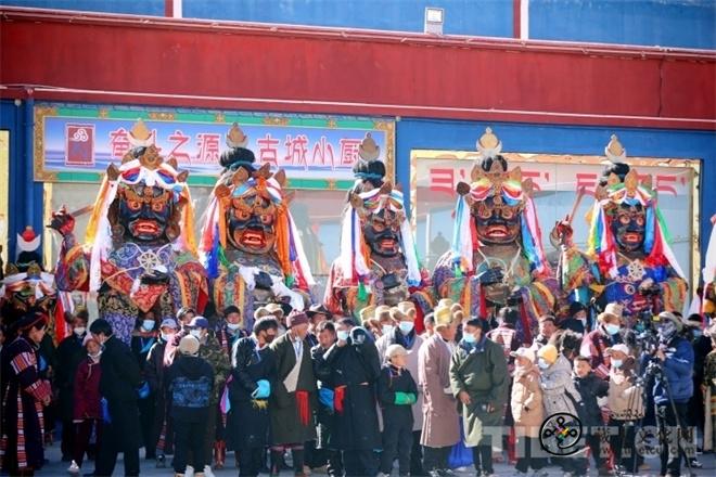 西藏萨迦寺举行一年一度的“堆庆”宗教神舞表演3.jpg