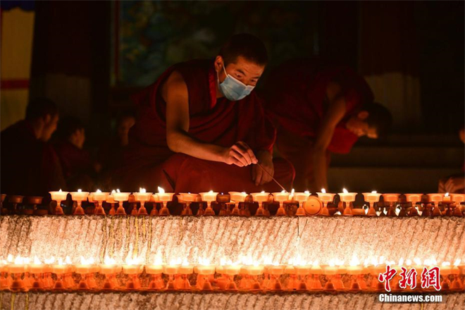 西藏拉萨僧众迎来“燃灯日”1.jpg