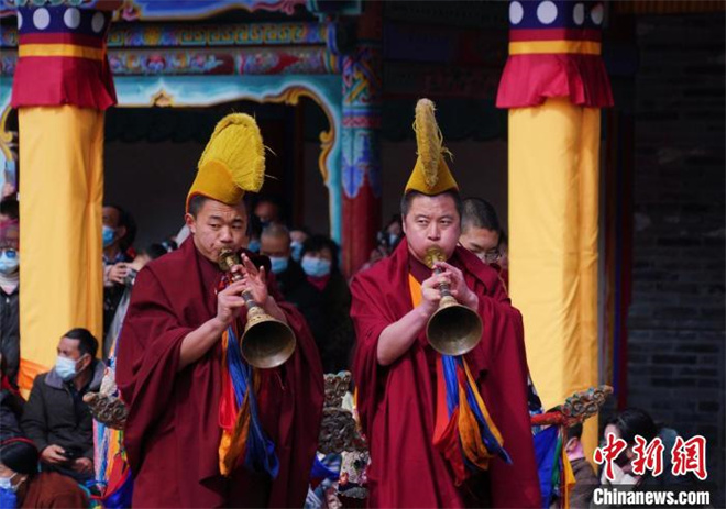 青海塔尔寺僧侣“跳欠”祈福众生新年平安吉祥1.jpg