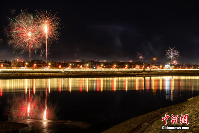 烟花璀璨 西藏拉萨迎藏历新年古突夜2.jpg