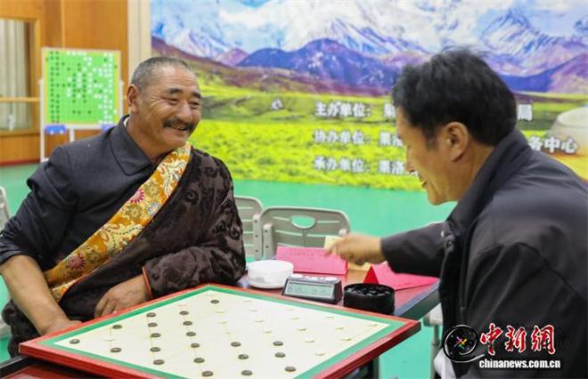 青海省果洛州：百余名棋手参与传统藏棋比赛4.jpg