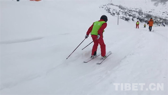 西藏举行迎北京冬奥会滑雪登山体验活动5.jpg