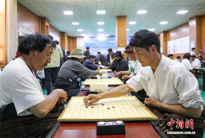 青海省果洛州：百余名棋手参与传统藏棋比赛5.jpg