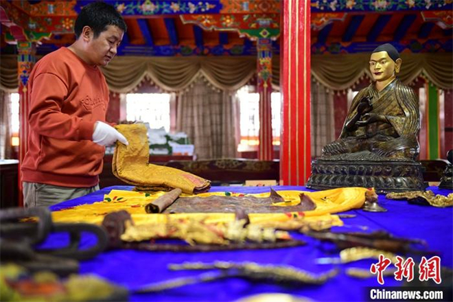 西藏布达拉宫接收170余件（套）个人捐赠收藏文物2.jpg