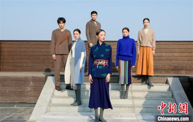 藏式针织系列亮相北京时装周 国际化设计演绎传统服饰之美1.jpg
