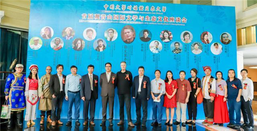 藏族作家应邀参加中国文学对话诺贝尔文学座谈会