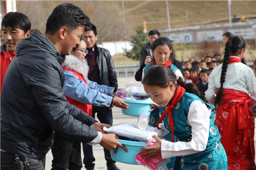 藏区女童关爱行动项目在甘南夏河桑科镇寄宿制小学启动4.jpg