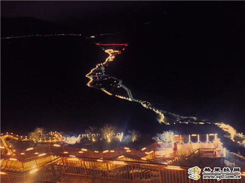 夜幕里闪耀的德钦“网红朝圣路”，今天你打卡了吗