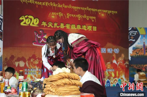 中国“五彩神箭之乡”：藏族学子演绎民俗冀在传承