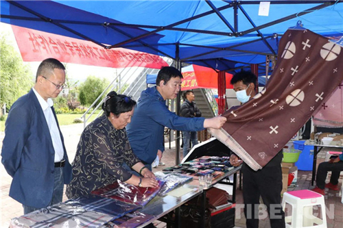 西藏自治区妇女民族手工艺产品展销活动在拉萨举行
