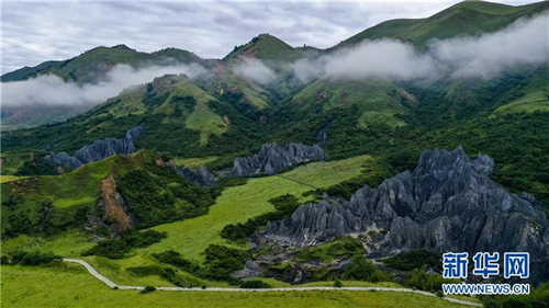 四川省甘孜州道孚县墨石公园风景美如画