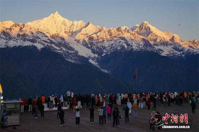 云南梅里雪山 “观山经济”激活文旅发展动能2.jpg