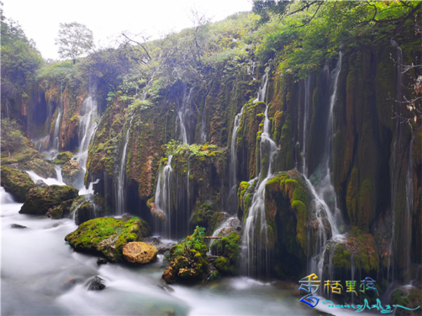 云南省香格里拉市尼汝七彩瀑布成为网红打卡景点