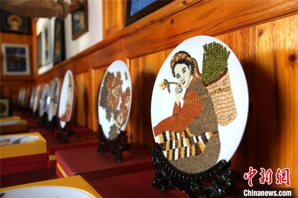 尖扎五谷画艺人似“神笔马良”：巧把粮食变金沙