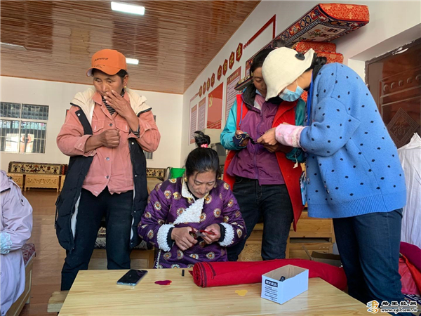 云南省德钦县总工会组织开展藏式手工艺品培训