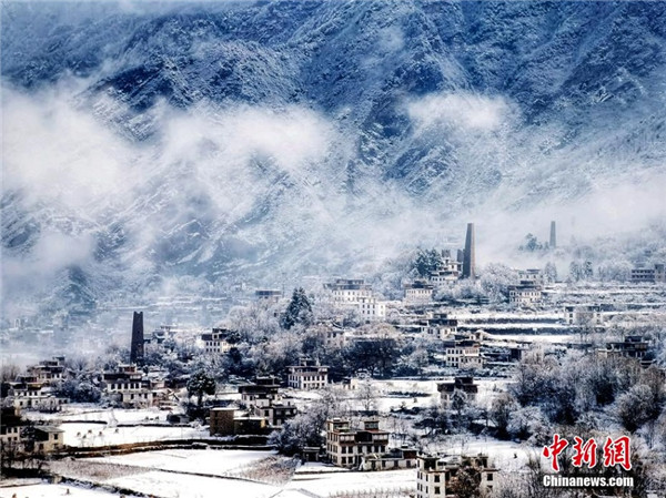 丹巴：雪后的藏寨和古碉银装素裹美如童话