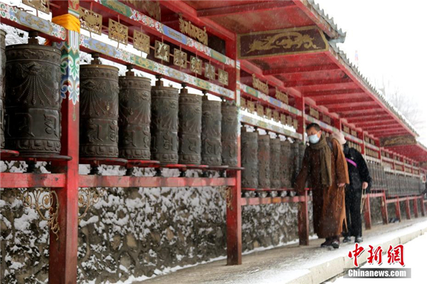 青海塔尔寺“朝佛季”：瑞雪点缀藏传佛教圣地