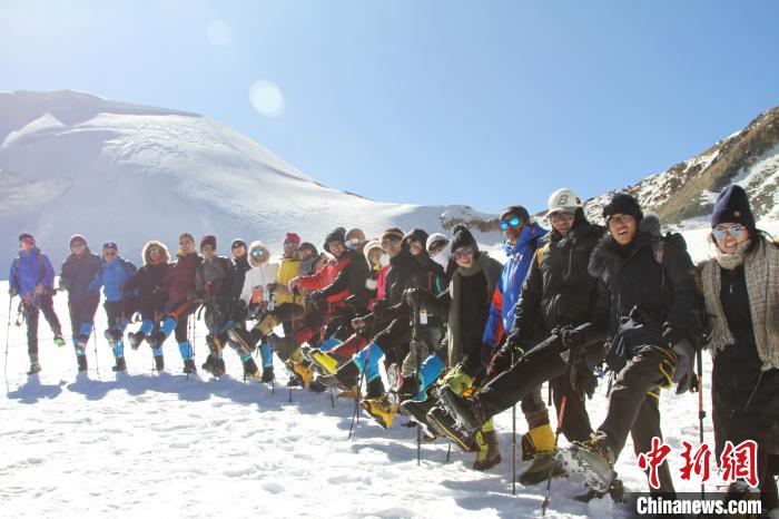 西藏拉萨两处冰川景点为旅客开放冰雪体验