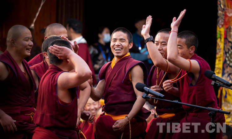13名考僧晋升藏传佛教格鲁派最高学位格西拉让巴