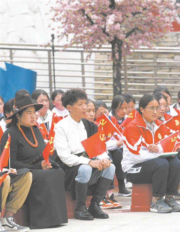 《红星闪耀高原》大型全媒体新闻行动组走进马尔康