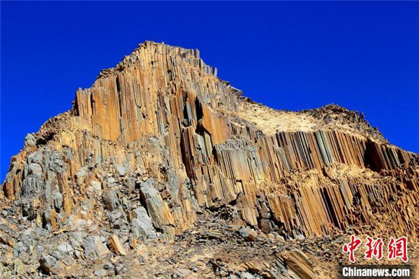 青海发现距今2.2亿年火山岩柱状节理群1.jpg