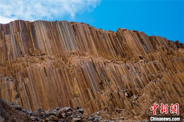 青海发现距今2.2亿年火山岩柱状节理群