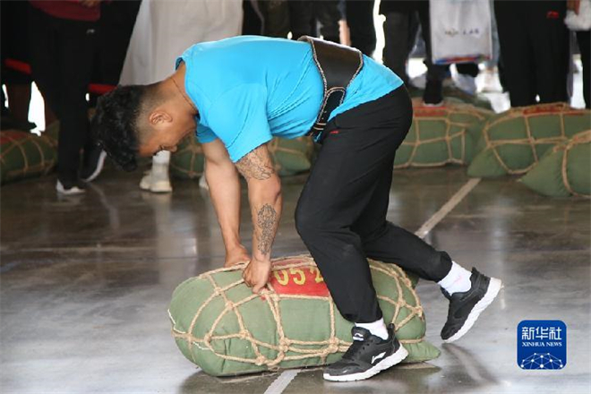 “藏式举重”彰显激情与力量