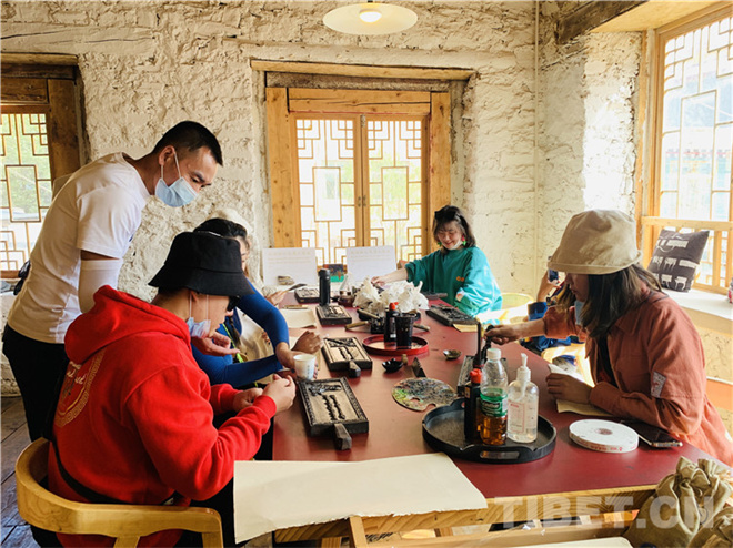 四川理塘：旅游特色活动吸引游客体验藏文化