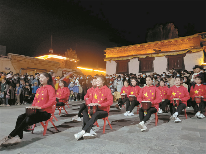 四川理塘县：“诗歌之夜”让游客感受诗和远方