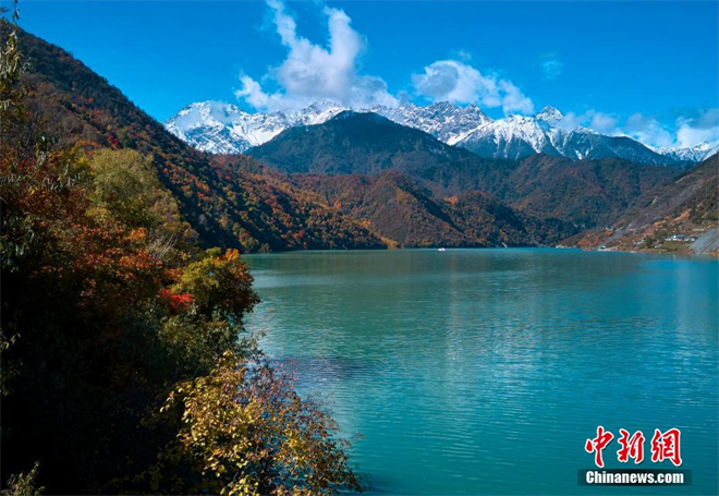 四川平武：彩林雪山湖泊同框 绝美秋色宛如仙境
