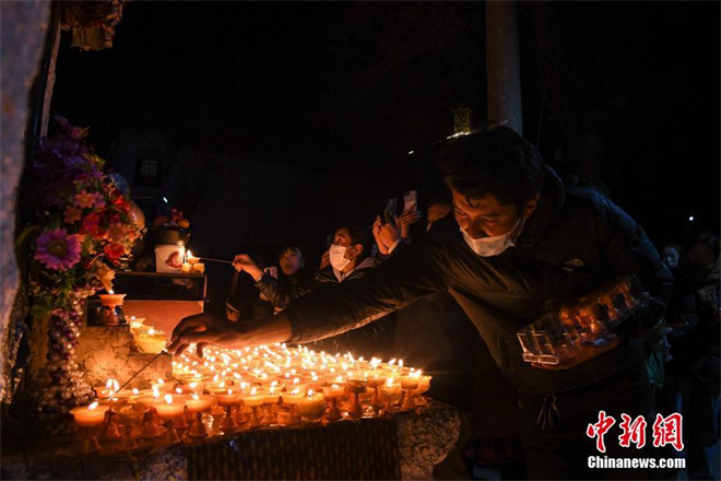 西藏拉萨僧众迎来传统宗教节日“燃灯节”