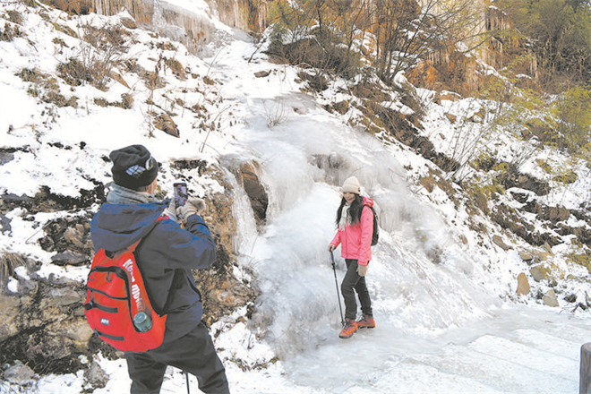 四川省阿坝州汶川县高半山冰瀑成游客“打卡点”