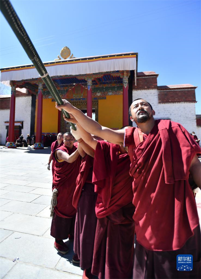 西藏扎什伦布寺举行立经杆仪式  祈祷平安吉祥