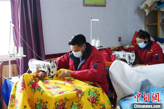 青海省治多县藏族牧民：“家门口”端稳“产业碗”