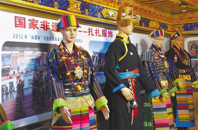 扎扎服饰：哲古草原上一道靓丽风景