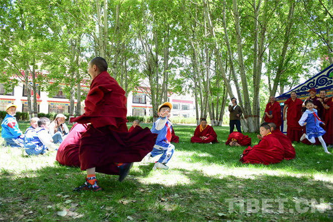 西藏佛学院少年活佛小学班举行庆“六一”活动