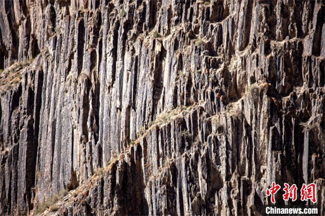 柴达木盆地火山岩柱状节理群景区投运5.jpg