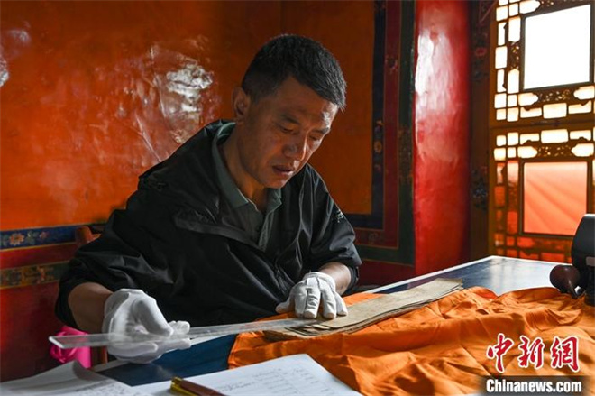 西藏罗布林卡藏医药天文历算古籍利用项目启动