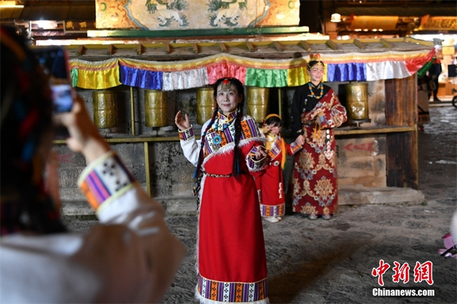 古城拍照打卡 云南香格里拉旅拍市场火热