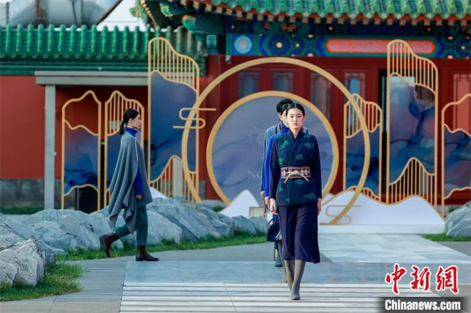 藏式针织系列亮相北京时装周 演绎传统服饰之美