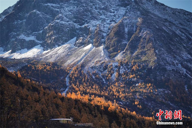 四川稻城亚丁景区：雪山露真容 景色美如画