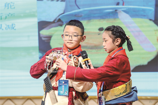 四川省甘孜州第38届青少年科技创新大赛举行